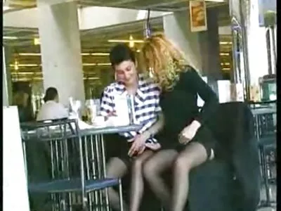 Bărbatului îi tiganci flocoase plac buclele