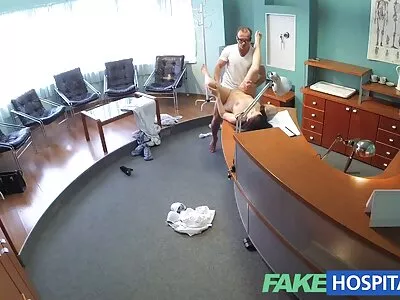 Bărbații musculoși înțepă femeile indience flocoase