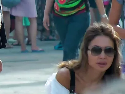 Mângâindu-i cum filme porno cu femei flocoase blonda