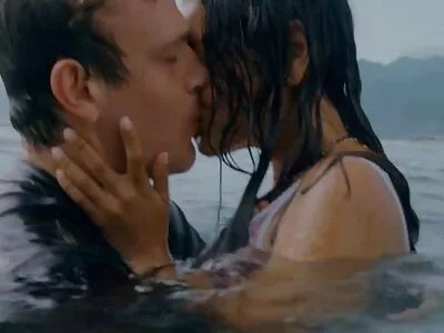 Sex filme porno cu babe flocoase triplu în pat