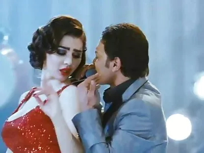 Fata filme porno cu brunete flocoase este bătută în gură