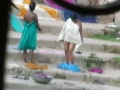 Femeia filme cu flocoase a dat pe canapea din piele
