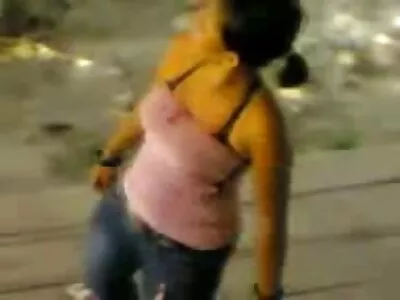 Un simplu muncitor și maistrul lui au bătut-o pe pizde mari flocoase soția șefului lor pe șantier