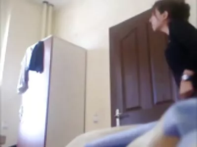 A intrat în păsărica bunicuțe păroase femeii cu o jartieră