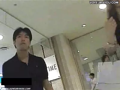 Sex greu curve flocoase la piscină